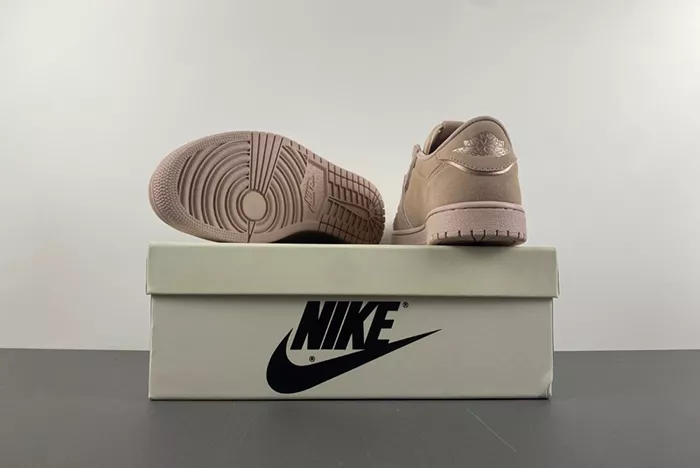 Travis Scott x Air Jordan 1 AO1935-204